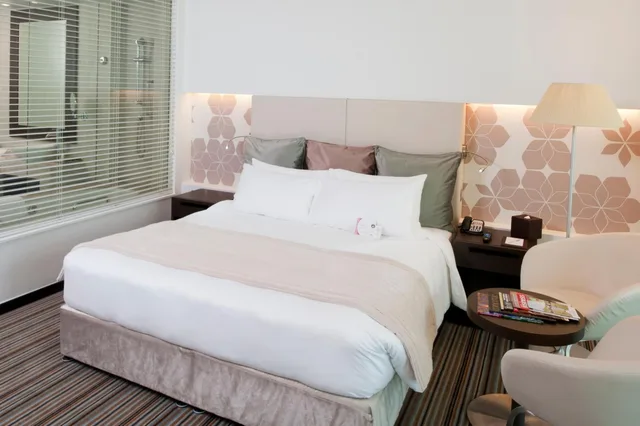 1 King Deluxe Plaza View Theme Park Access، Crowne Plaza Abu Dhabi Yas Island 3/8
