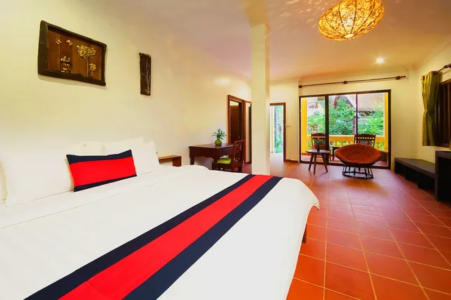 غرفة عائلية بسرير كوين وسريرين منفصلين بإطلالة على المسبح، Le Jardin d'Angkor Hotel 1/3