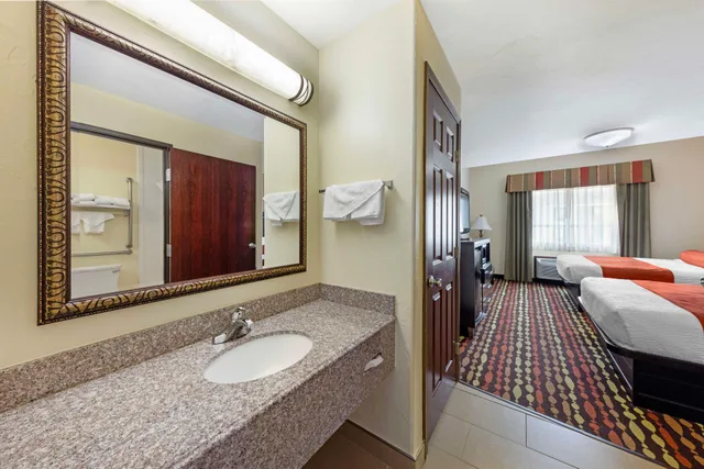 جناح بسريرين كوين لذوي الإعاقة، Best Western Greentree Inn & Suites 2/3