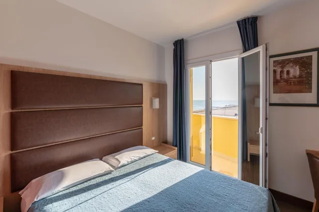 غرفة بسرير مزدوج أو سريرين منفصلين بإطلالة جزئية على البحر، HOTEL MONDIAL 1/6