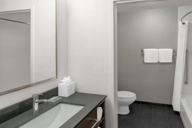 غرفة بسريرين كوين بشرفة، Courtyard by Marriott Flint Grand Blanc 3/3