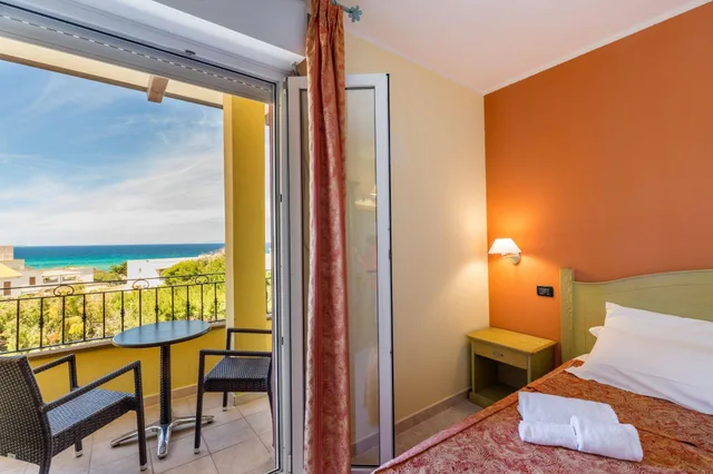 غرفة بسرير مزدوج بإطلالة على البحر بشرفة، Hotel Rosa Dei Venti 4/7