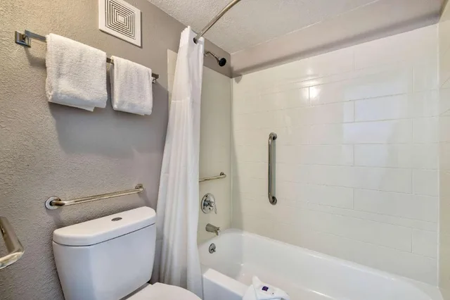1 Queen Bed - Mobil Access Tub Nsmk Kitchen، Studio6 Effingham, IL 9/10