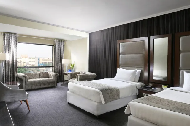 غرفة تنفيذية تنفيذية بسريرين منفصلين بإطلالة على المدينة مع دخول الصالة، Four Points by Sheraton Lahore 2/3