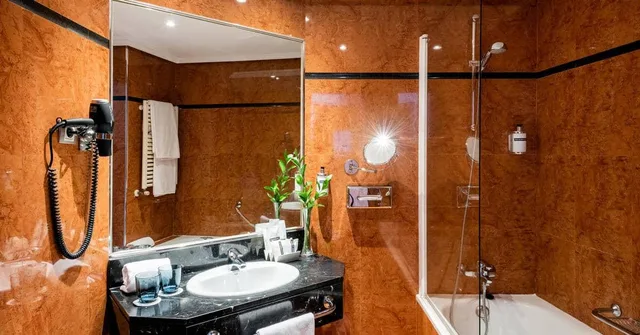 Premium, Gran Via View، Hotel Madrid Plaza Espana Affiliated by Melia 7/8