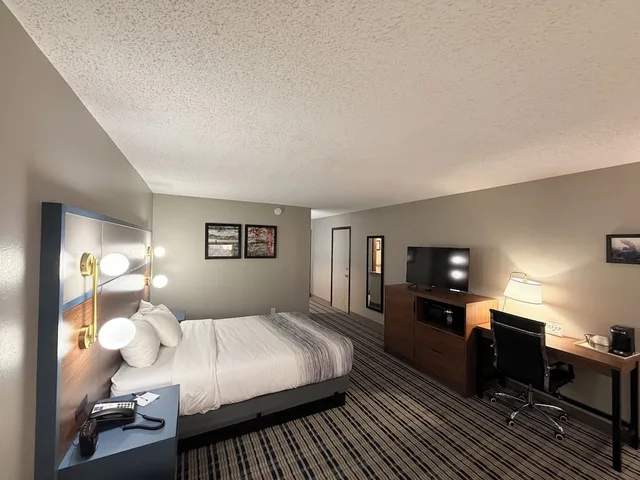 غرفة بسرير كوين لذوي الإعاقة، AmericInn by Wyndham Appleton Downtown 2/10