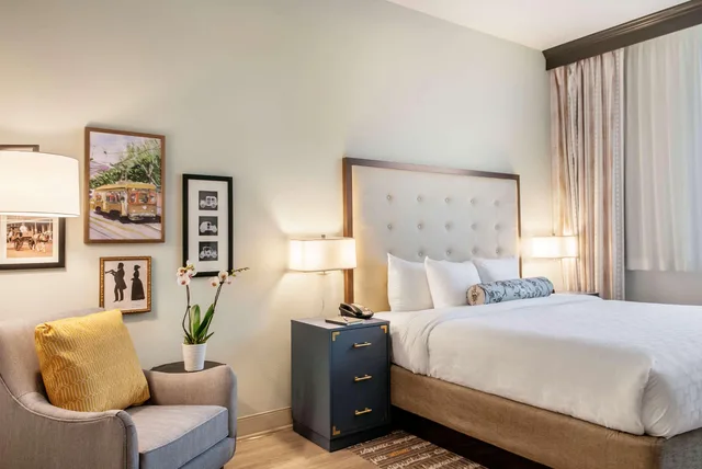 غرفة بسرير كينج، St Charles Coach House, Ascend Hotel Collection 2/4