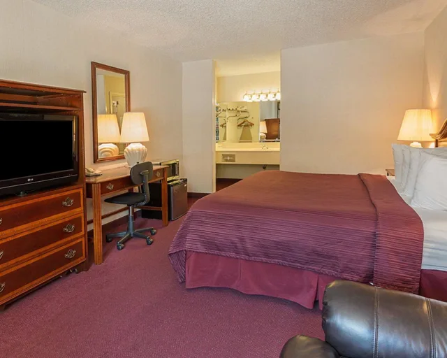 غرفة بسرير كينج لذوي الإعاقة، Quality Inn Ennis 2/5