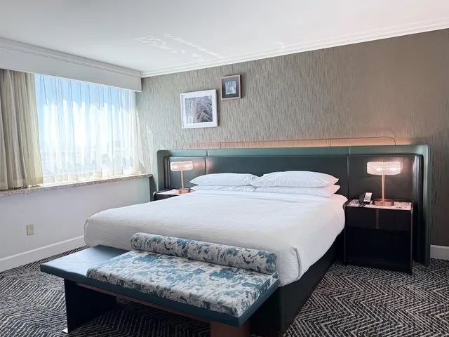 جناح بسرير كينج مع أريكة، Embassy Suites by Hilton Los Angeles Glendale 4/10