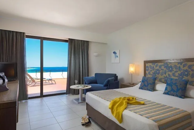 غرفة قياسية بسريرين منفصلين بإطلالة على البحر مع أريكة، Olympic Palace Resort Hotel and Convention Center 1/3