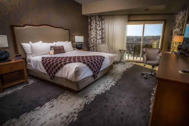Deluxe, King Bed, Lodge of Four Seasons Golf Resort Marina Spa 2/3