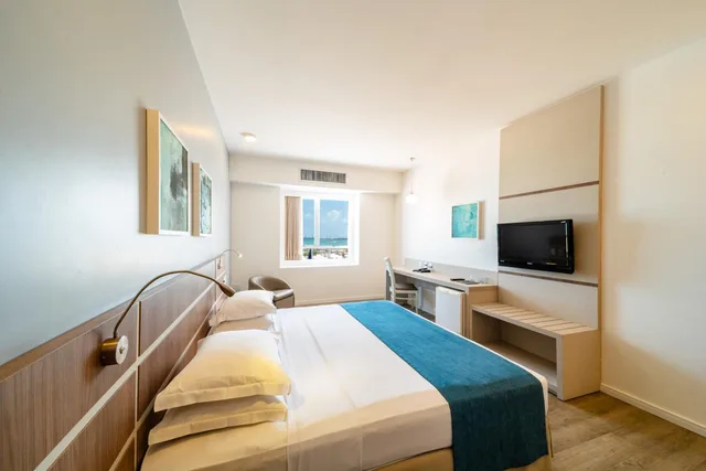 غرفة سوبيريور ثلاثية بسرير مزدوج وسرير فردي بإطلالة على البحر، Oasis Atlantico Imperial 1/6