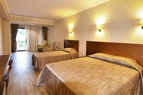 غرفة ديلوكس بسرير مزدوج أو سريرين منفصلين بإطلالة على الحديقة، Azka Hotel 1/1