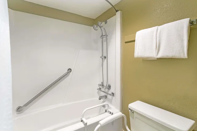 غرفة بسرير كينج للمدخنين لذوي الإعاقة، Super 8 By Wyndham Kingsport /I-81 9/9