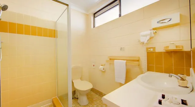Standard, Queen Bed, Raintree Motel Townsville 3/3