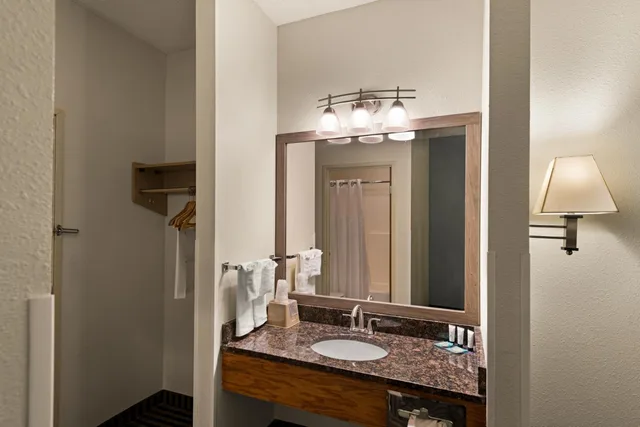 غرفة بسرير كوين لذوي الإعاقة، Red Lion Inn & Suites Gretna 6/7