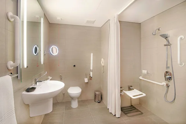 Deluxe, Twin Beds, King Bed, Smoking, Le Meridien Abu Dhabi 4/7