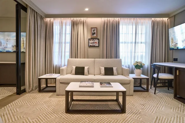 1 Bedroom, Renovated, Suite, King Bed, Sofa, Terrace، Radisson Blu Hotel London Bond Street 5/9