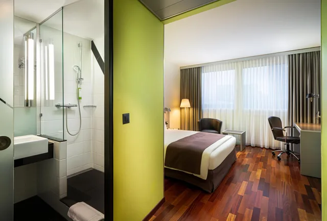 غرفة قياسية بسرير كينج وسرير كوين، Holiday Inn Zurich Messe 6/6