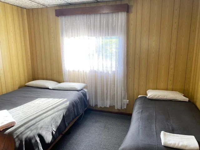 2 Bedrooms, Executive, Cabin, 1 Single and 2 Queen Beds، Limestone Coast Tourist Park 2/5