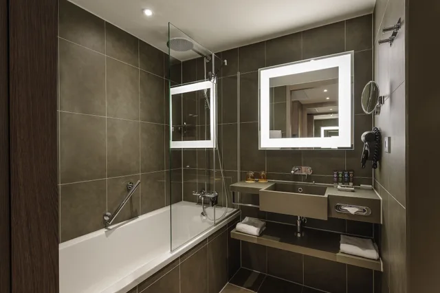 غرفة تنفيذية بسرير مزدوج مع أريكة، Novotel Roissy Saint-Witz 6/7