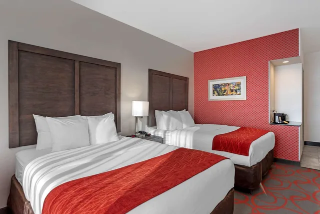 غرفة بسريرين كوين لذوي الإعاقة، Comfort Inn And Suites Near Stadium 2/6