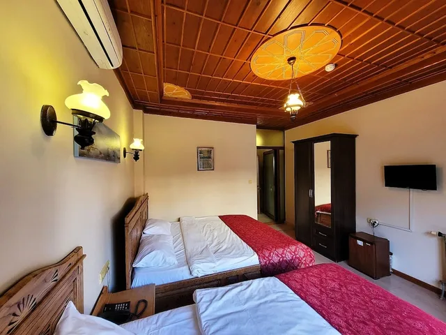 غرفة قياسية ثلاثية بسرير مزدوج وسرير فردي، Saruhan Hotel 2/8