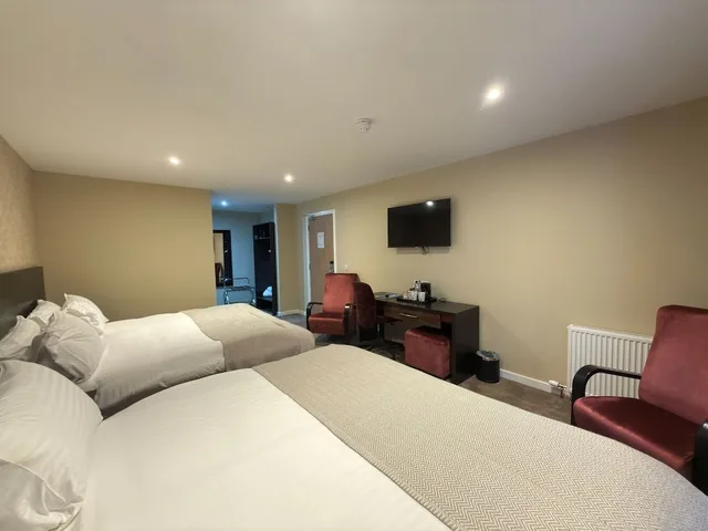 غرفة تنفيذية عائلية بسرير مزدوج مع أريكة في الطابق الأرضي، Belvilla Inverness Craigmonie Hotel 2/10