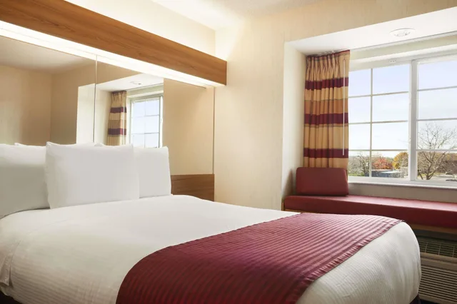 جناح استوديو بسرير كوين مع أريكة، Microtel Inn And Suites Ann Arbor Plymouth Rd 3/5