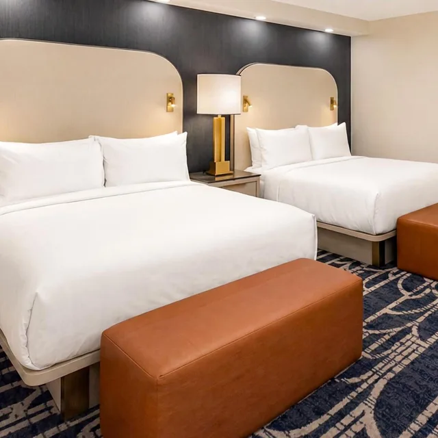 2 Rooms, Suite, 4 Queen Beds, Canadian Falls View، Embassy Suites By Hilton Niagara Falls Fallsview 2/3