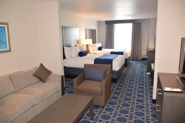 غرفة بريميوم رباعية بسريرين كوين، Garner Hotel Longview South by IHG 3/4