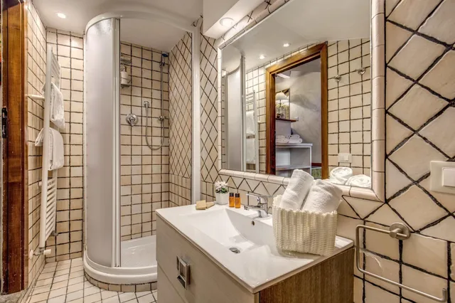 شقة بسرير مزدوج وسرير فردي بشرفة بغرفة نوم واحدة مع أريكة، Tritone Top House 4/10