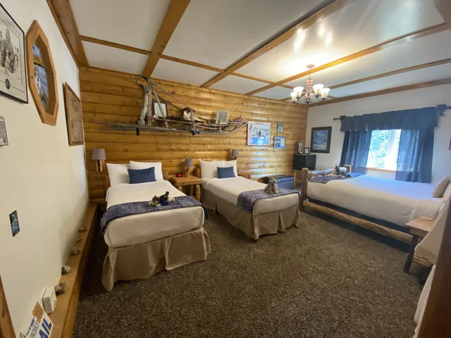 غرفة بريميوم رباعية بسرير كوين وسريرين منفصلين بإطلالة على الجبل بحوض جاكوزي، Pioneer Ridge Bed &amp; Breakfast Inn 1/1