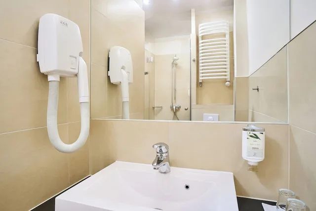 غرفة بسرير مزدوج مع أريكة، Hotel Desilva Inn Katowice Airport 3/4