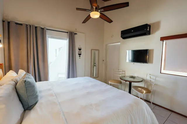 غرفة بسرير كينج بإطلالة على البحر بشرفة، Mata Rock Resort 6/10