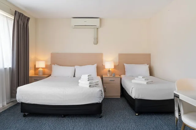 Standard, 1 Queen and 1 Single Bed, Comfort Inn Burnside 1/2