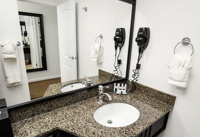 Deluxe, 2 Queen Beds, Lake Side، The Ridge Hotel 6/9
