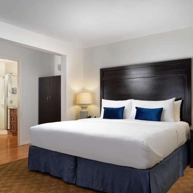 Grand, Dorset, Suite, King Bed، HUNTINGDON MANOR(FORMERLY Huntingdon Hotel & Suites) 1/9
