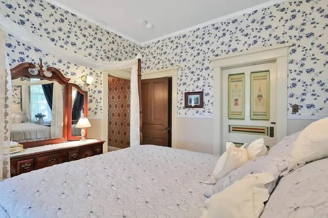 Queen Bed, The Lancaster Manor Bed and Breakfast 5/9