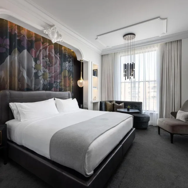 غرفة سيغنتشر بسرير كينج، Daxton Hotel Birmingham, Curio Collection by Hilton 1/4