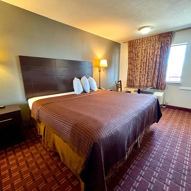 غرفة بسرير كينج للمدخنين، Regency Inn 5/9