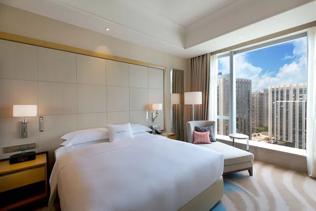 غرفة بانورامية بسرير كينج بإطلالة على البحر، Doubletree By Hilton Hotel Xiamen - Wuyuan Bay 1/3