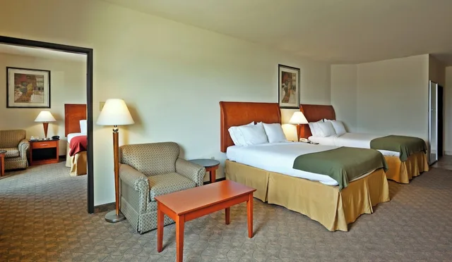 جناح بسريرين كوين مع أريكة، Holiday Inn Express Hotel Suites Fairfield North 1/1