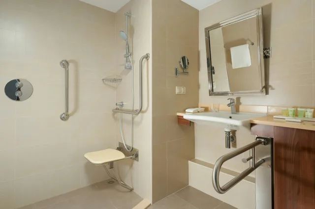 غرفة بسرير كينج، Courtyard by Marriott Tashkent 5/6