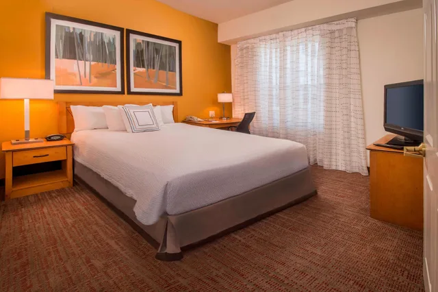 جناح بسرير كوين بغرفة نوم واحدة مع أريكة، Residence Inn by Marriott Frederick 1/3
