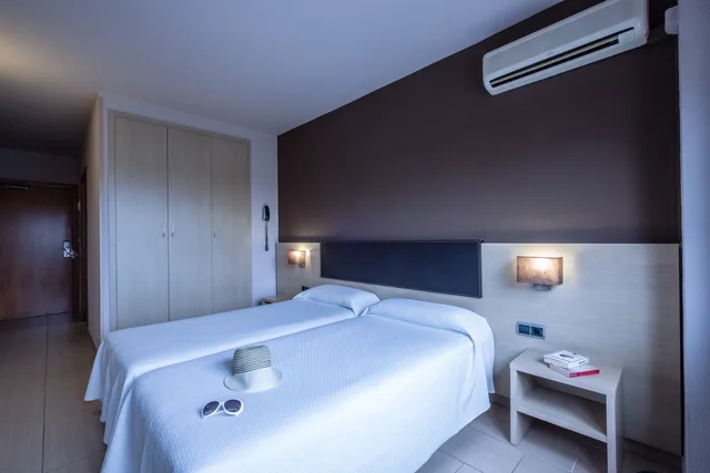 غرفة قياسية بسرير مزدوج أو سريرين منفصلين، California Gardens Hotel 1/2