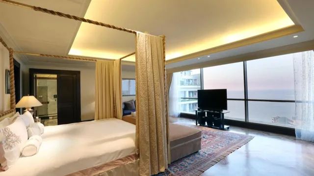 جناح ملكي غراند بسرير كينج وثلاثة أسرّة بـ3 غرف نوم، Intercontinental Phoenicia Beirut 1/2