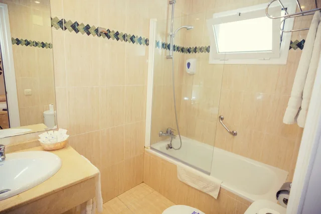 شقة سوبيريور بسريرين منفصلين بإطلالة على البحر بشرفة بغرفة نوم واحدة مع أريكة، Puerto Azul Marbella 2/3