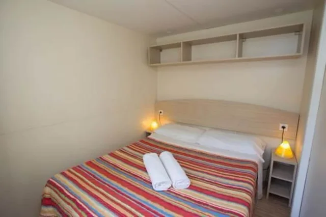 غرفة فاخرة بثلاثة أسرّة مع أريكة، Camping Serenella 2/3