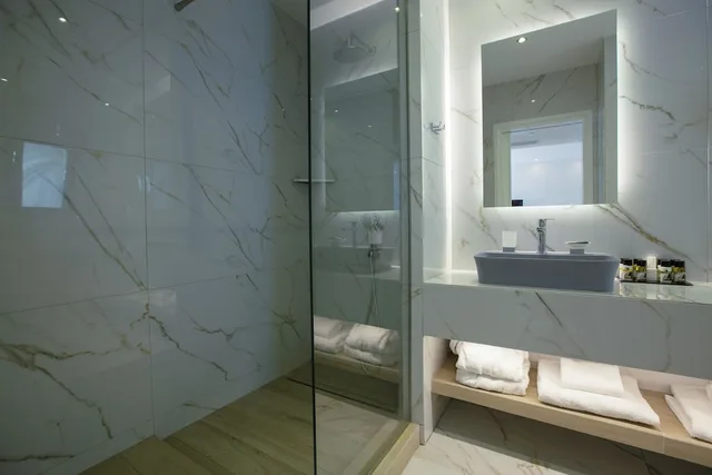 جناح جونيور بسرير كوين بجاكوزي، Kassandra Bay Resort, Suites and Spa 5/5